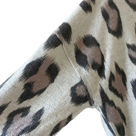 Socialite V Neck Long Sleeve Top Womens Multi Leopard Print Soft SZ L -#1687 - Picture 13 of 13
